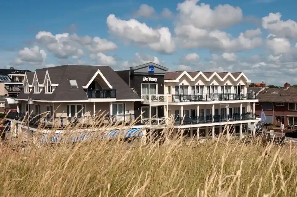 Hotel de Vassy van buitenaf met duin